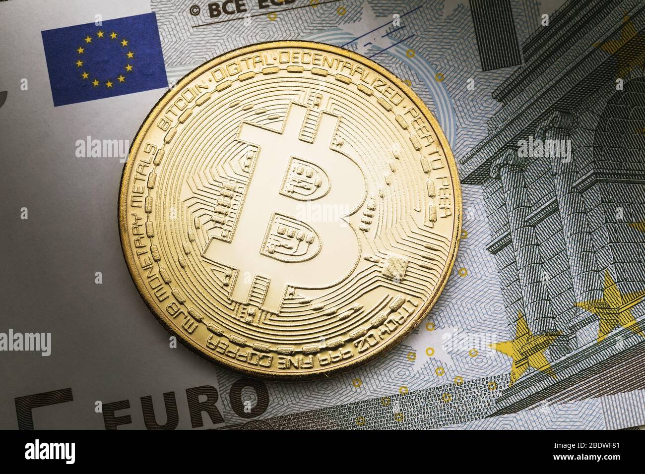 Bitcoin su uno sfondo euro, primo piano. Il concetto di influenza delle valute l'una sull'altra Foto Stock