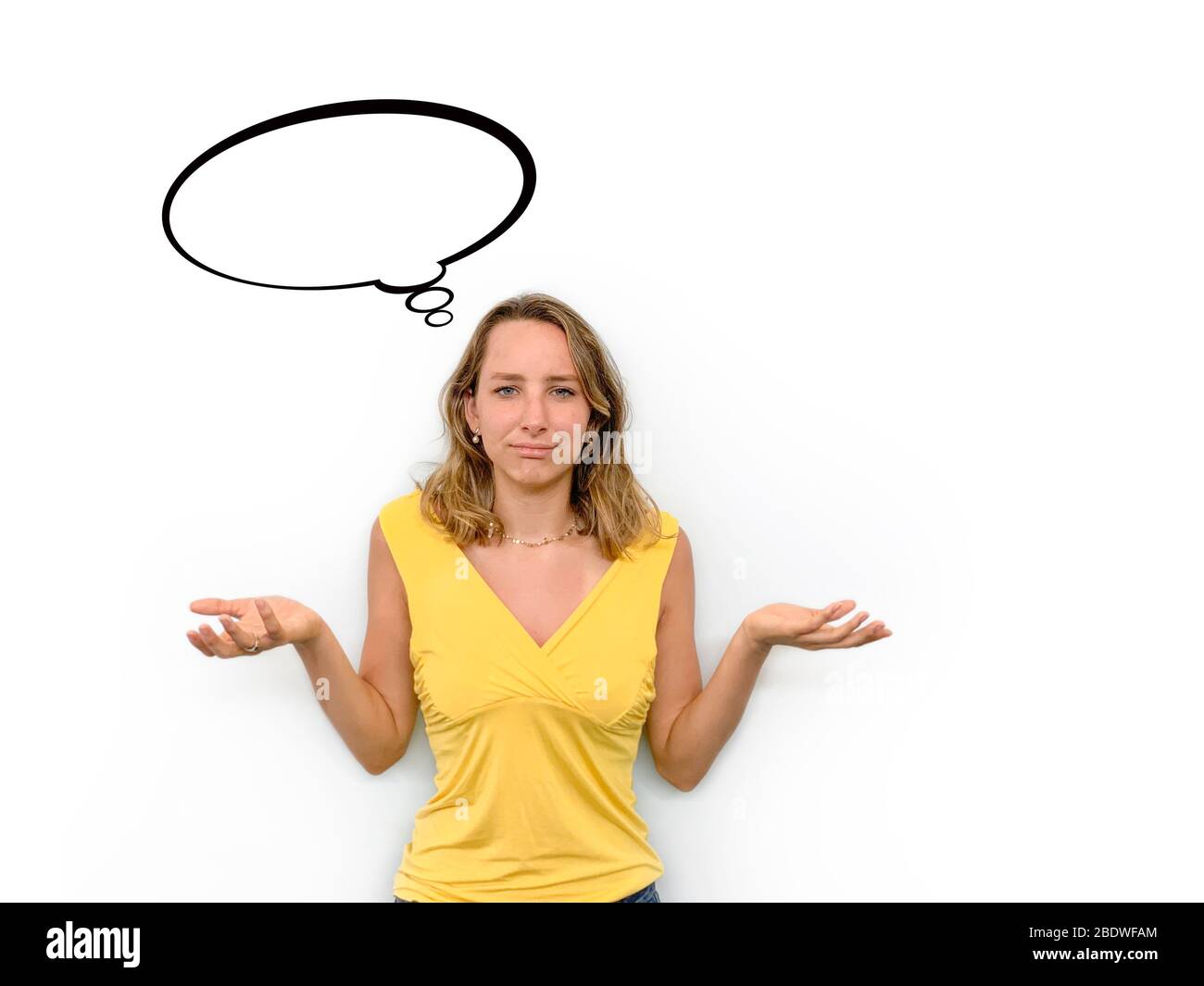 Bella giovane donna con espressione confusa Foto Stock