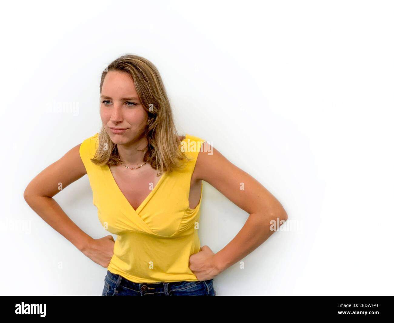 Giovane donna arrabbiata accigliata Foto Stock