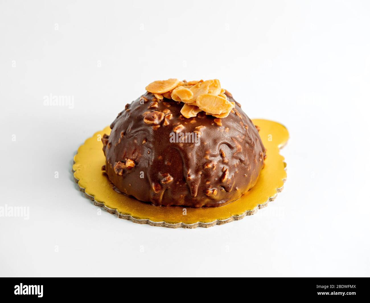 delizia al cioccolato con noci sul tavolo Foto Stock