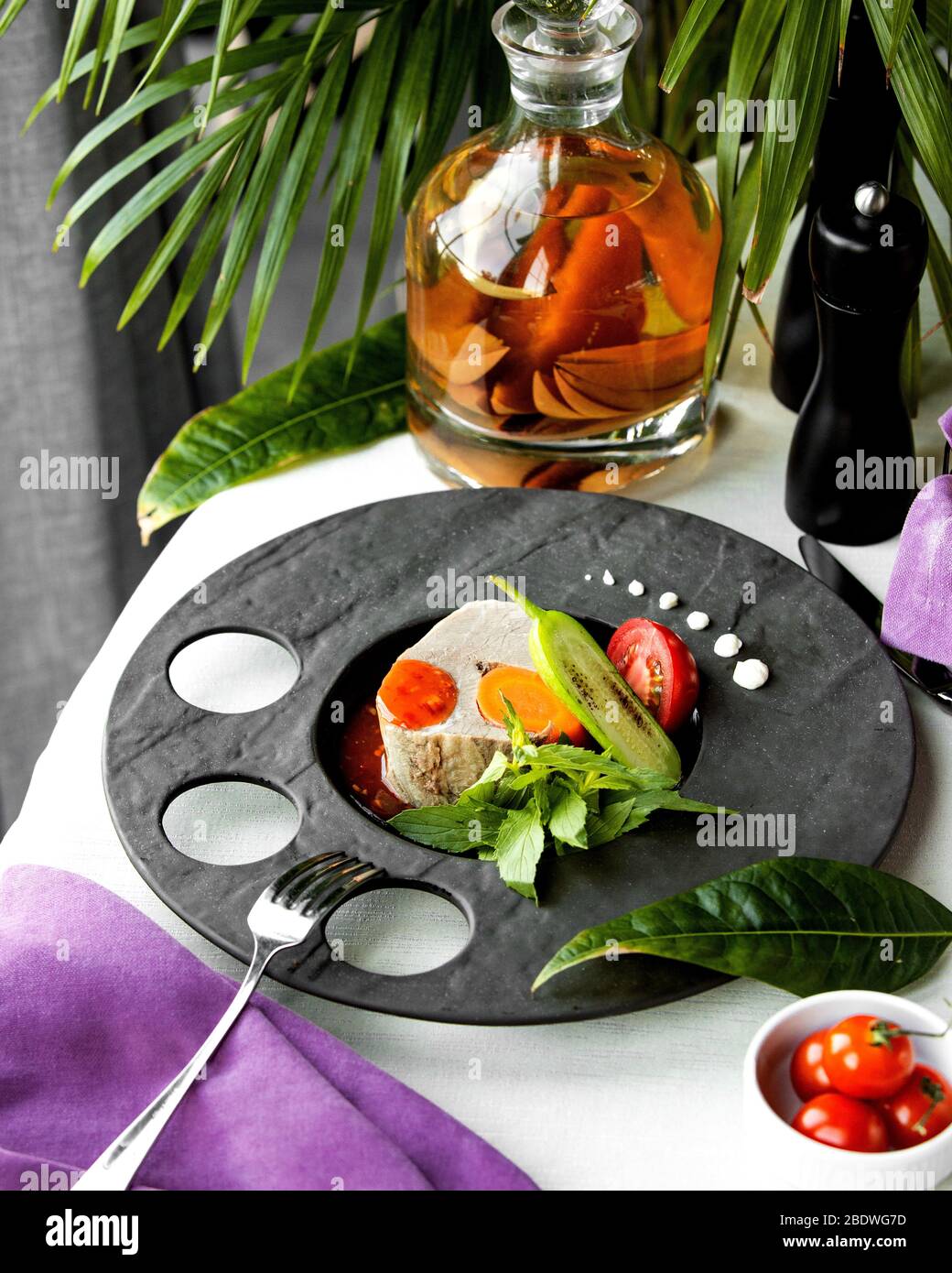 zuppa di pesce con verdure sul tavolo Foto Stock