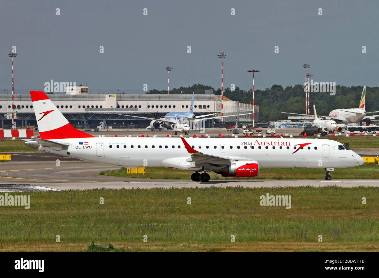 OE-LWD Austrian Airlines Embraer ERJ-195LR (Embraer 190-195) a Malpensa (MXP/LIMC), Milano, Italia Foto Stock