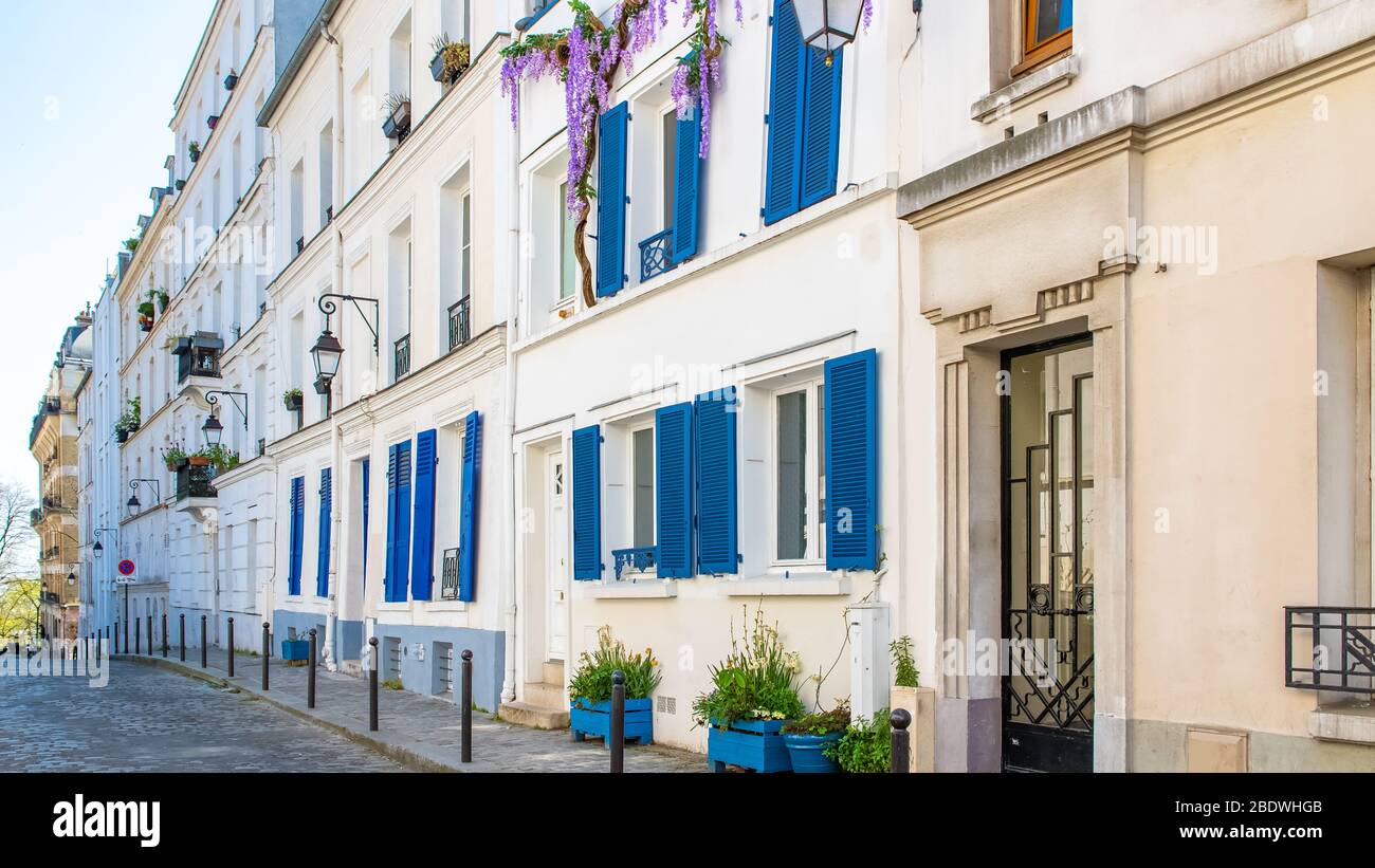 Montmartre a Parigi, un affascinante edificio con persiane blu Foto Stock