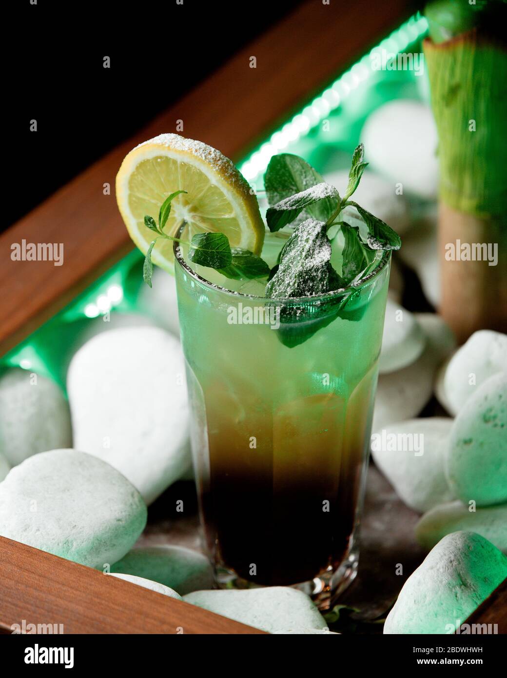 cocktail a base di isole lunghe con menta e limone Foto Stock