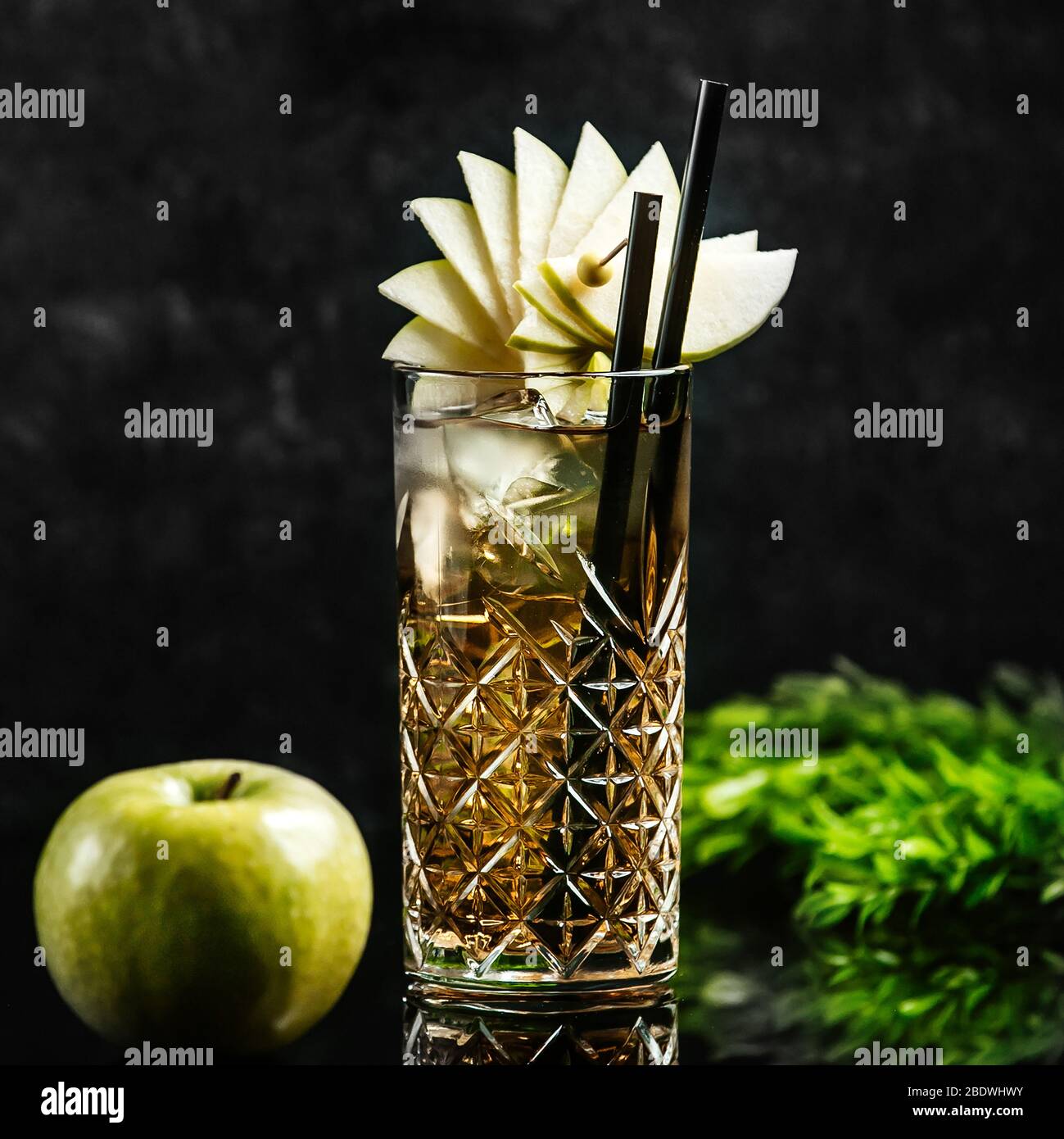 cocktail a lunga isola con fette di mela Foto Stock