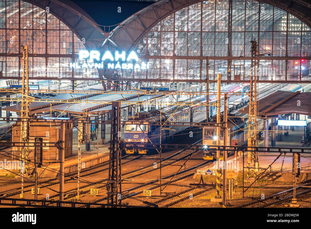 PRAGA, REPUBBLICA CECA, MARZO 2020: Vista notturna della sala principale della stazione ferroviaria principale di Praga. Lungo paesaggio urbano ferroviario esposizione. Foto Stock