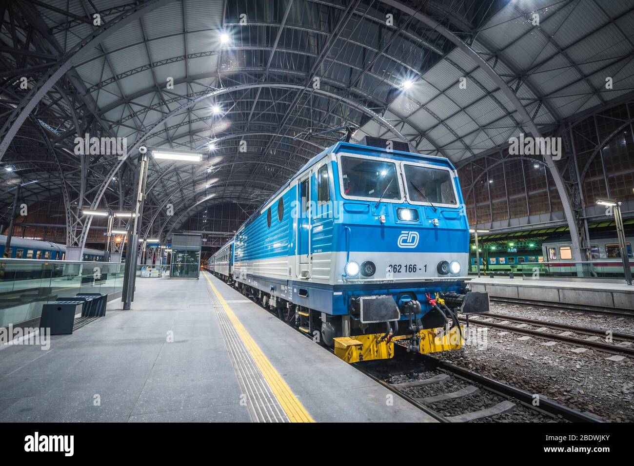 PRAGA, REPUBBLICA CECA, MAGGIO 2020 Stazione Centrale di Praga - la più grande stazione ferroviaria di Praga di notte, Ceske Drahy locomotiva, Repubblica Ceca. Franz Foto Stock