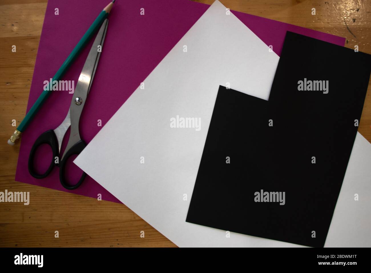 Carta colorata e forniture per ufficio o design. Spazio di copia della vista superiore Foto Stock