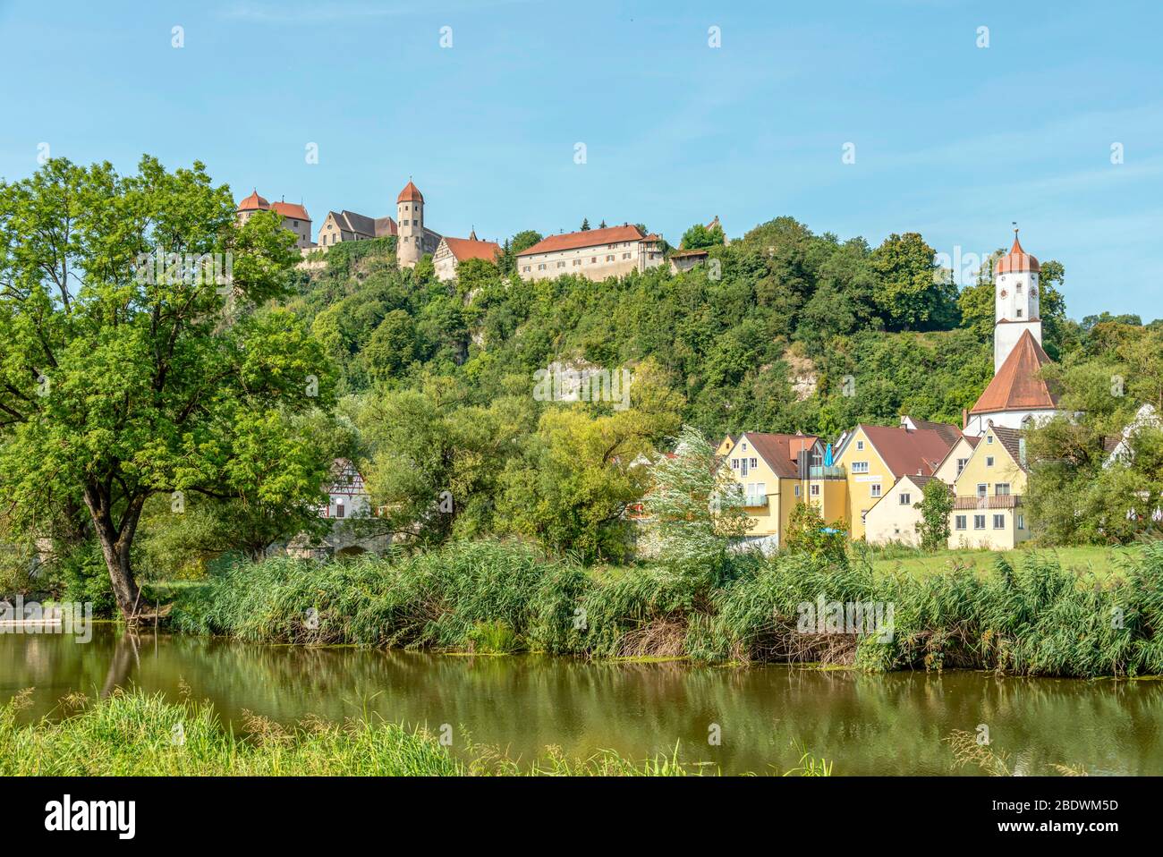 Vista sul Castello di Harburg in estate vista dalla valle di Wörnitz, Swabia, Baviera, Germania Foto Stock