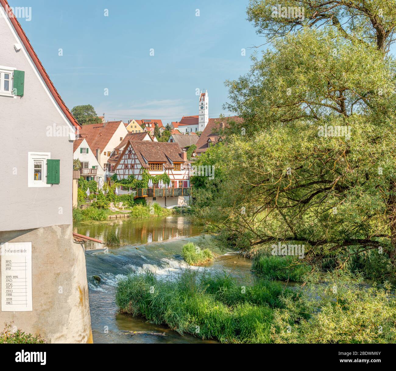 Paesaggio fluviale nella valle del Wörnitz vicino Harburg con gli indicatori storici del livello di alluvione su una casa, Swabia, Baviera, Germania Foto Stock