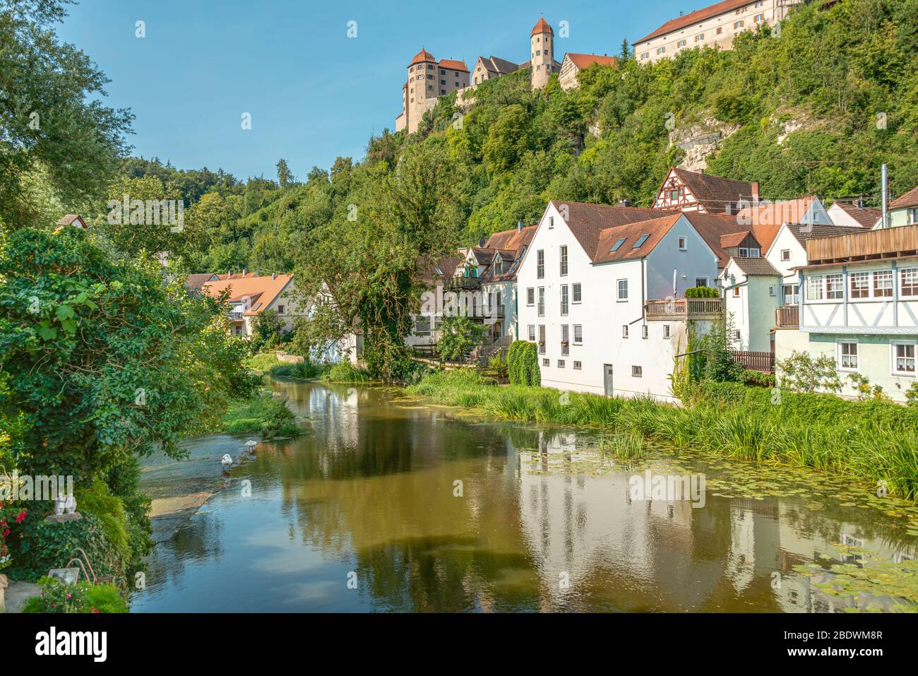 Paesaggio fluviale nella valle di Wörnitz, con il castello di Harburg sullo sfondo, Swabia, Baviera, Germania Foto Stock