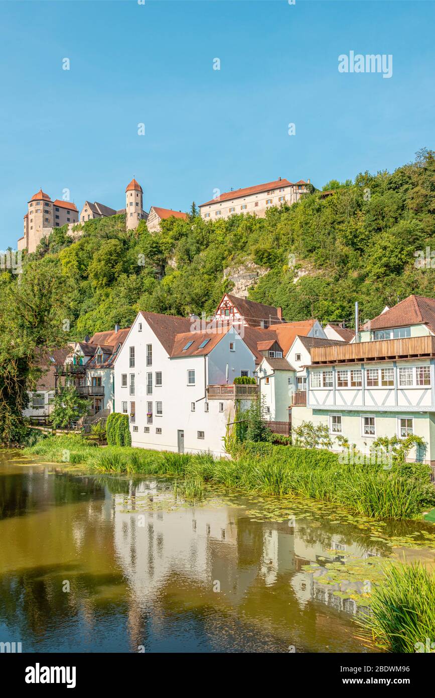 Paesaggio fluviale nella valle di Wörnitz, con il castello di Harburg sullo sfondo, Swabia, Baviera, Germania Foto Stock
