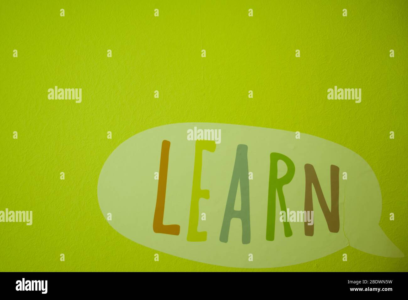 Word Learn nel circolo del cloud. Design per bambini. Sfondo muro colorato. Spazio di copia Foto Stock