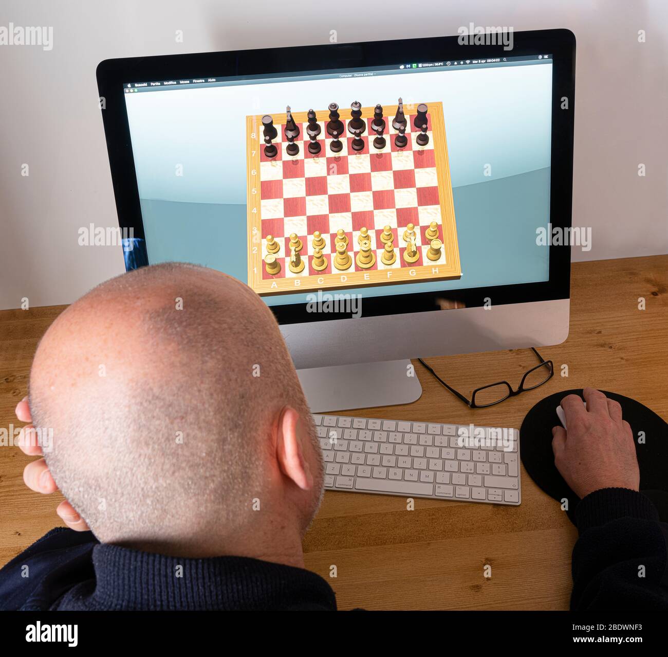 giocare a scacchi sul computer durante la quarantena del coronavirus Foto Stock
