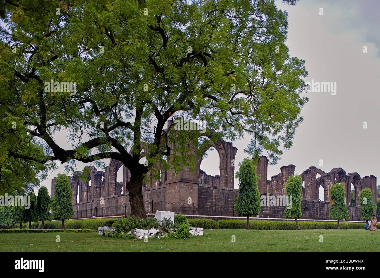 04-06-2008 Bara Kaman è il mausoleo incompiuto di Ali Ail Shah II a Bijapur, Karnataka, in India. Foto Stock