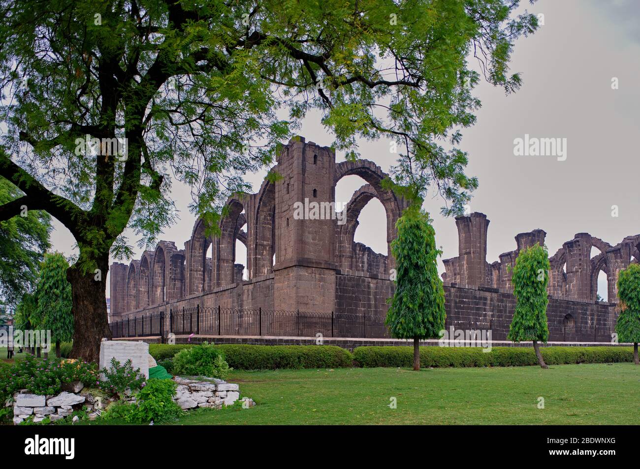 04-06-2008 Bara Kaman è il mausoleo incompiuto di Ali Ail Shah II a Bijapur, Karnataka, in India. Foto Stock