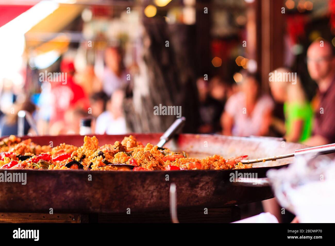 Primo piano di Paella di pesce in una grande padella al mercato del fine settimana di Chatuchak a Bangkok - Thailandia Foto Stock