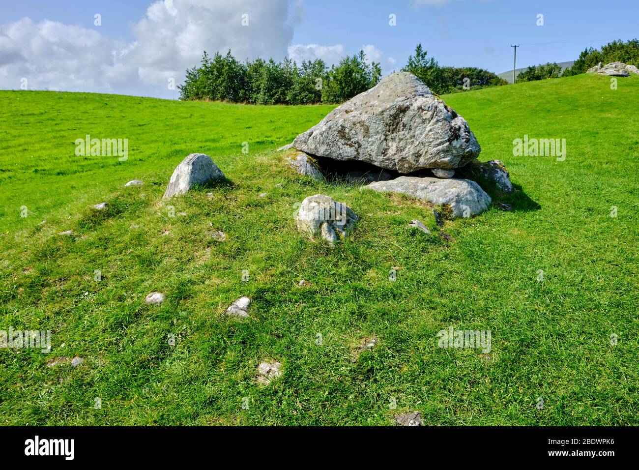 Tomba nel Cimitero Megalitico Carrowmore, Contea di Sligo, Irlanda. E' uno dei più importanti complessi megalitici del paese. Foto Stock