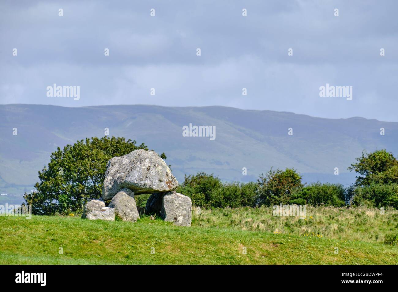 Tomba nel Cimitero Megalitico Carrowmore, Contea di Sligo, Irlanda. E' uno dei più importanti complessi megalitici del paese. Foto Stock