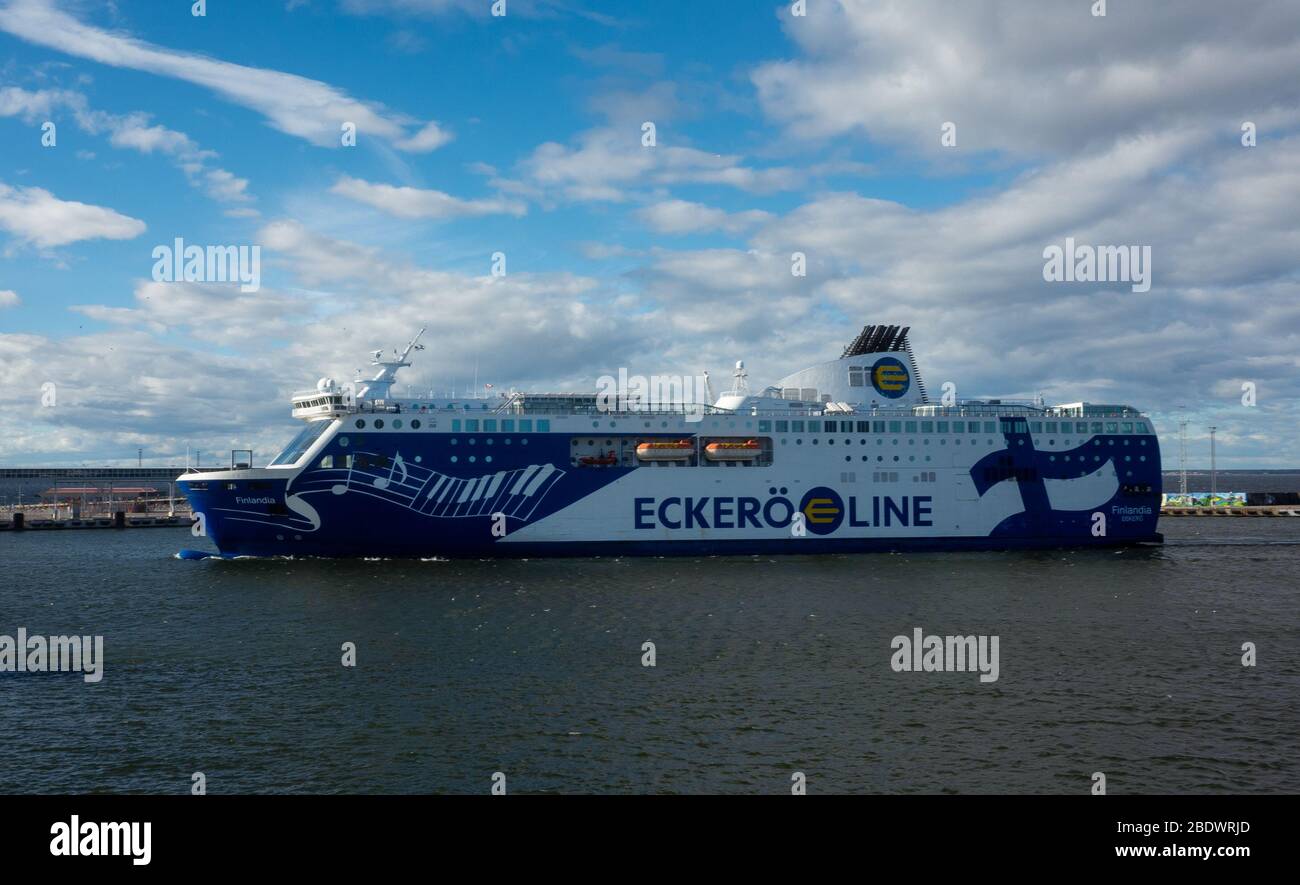 21 Aprile 2019, Tallinn, Estonia. Il traghetto ad alta velocità per passeggeri e auto del trasporto finlandese riguarda la linea Eckerš Finlandia nel porto di Tallinn. Foto Stock