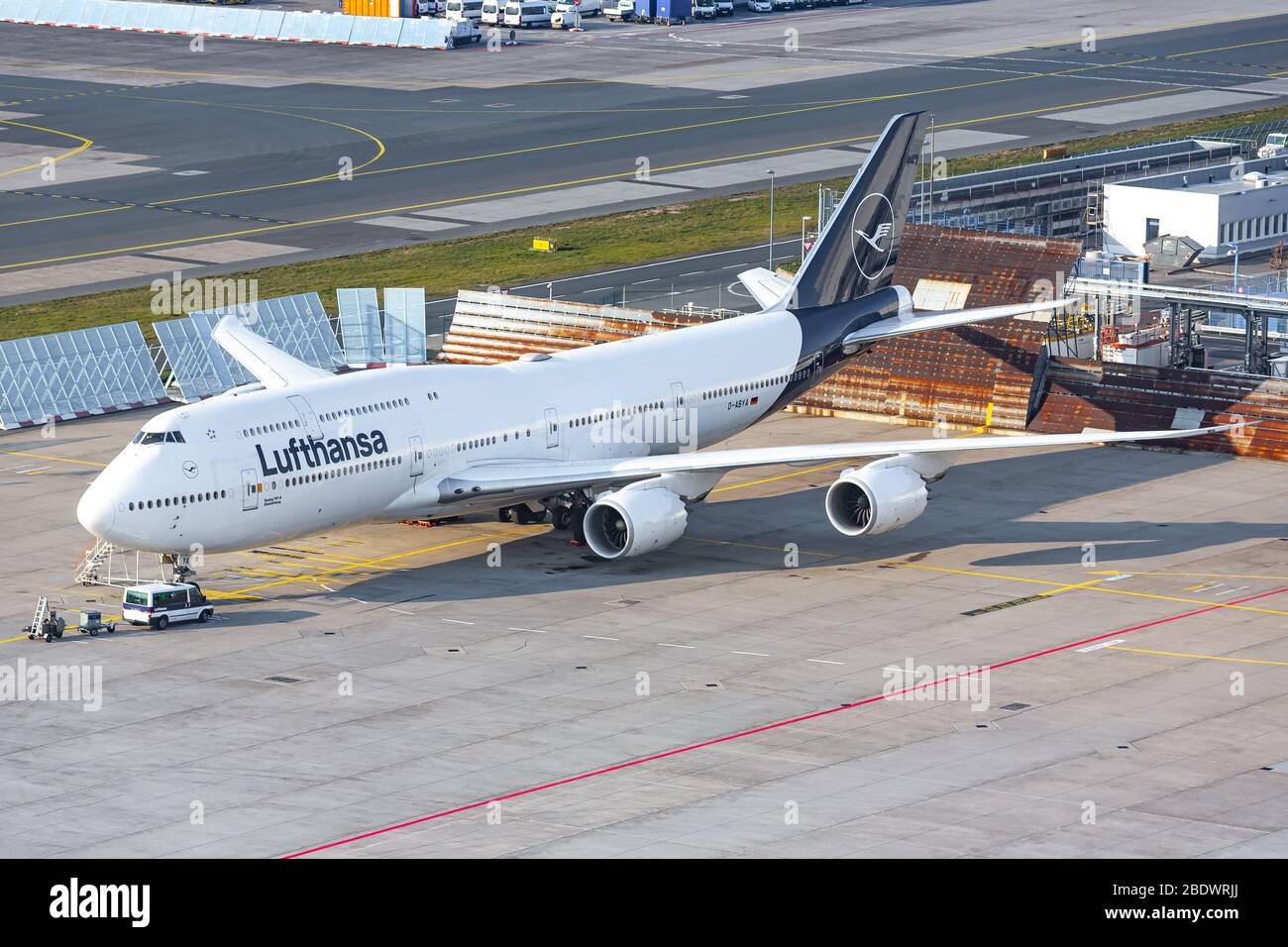 Francoforte, Germania - 4 aprile 2020: Lufthansa Boeing 747-8 aereo all'aeroporto di Francoforte (fra) in Germania. Boeing è una base di produttori di aeromobili Foto Stock