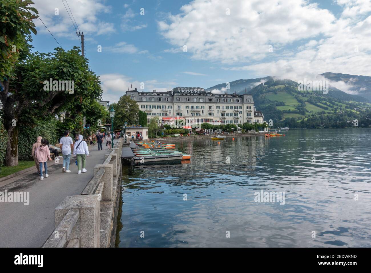 Vista sul lago verso il Grand Hotel Zell am See e il lago Zell (Zeller See) a Zell am See, Austria. Foto Stock