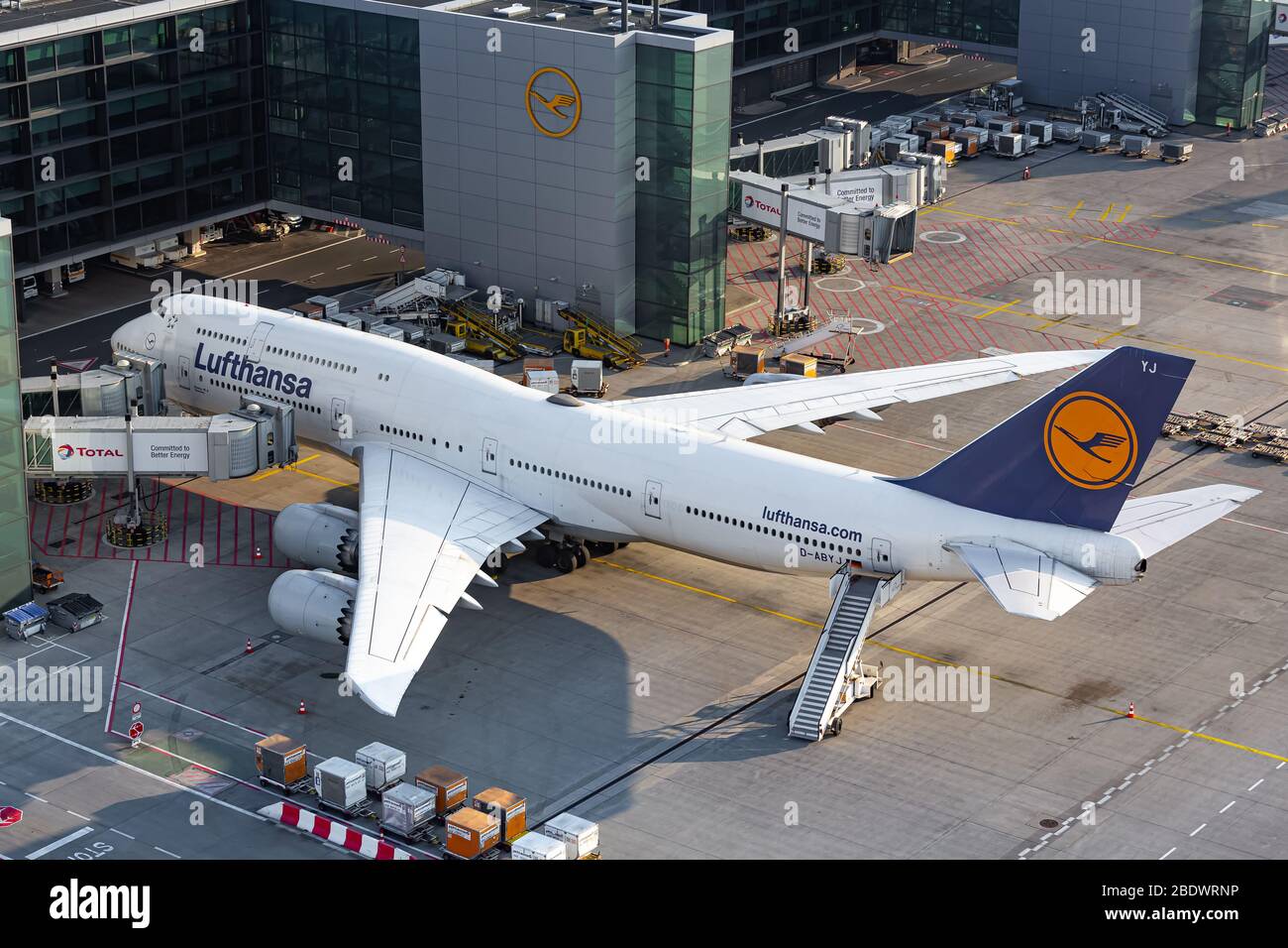 Francoforte, Germania - 4 aprile 2020: Lufthansa Boeing 747-8 aereo all'aeroporto di Francoforte (fra) in Germania. Boeing è una base di produttori di aeromobili Foto Stock