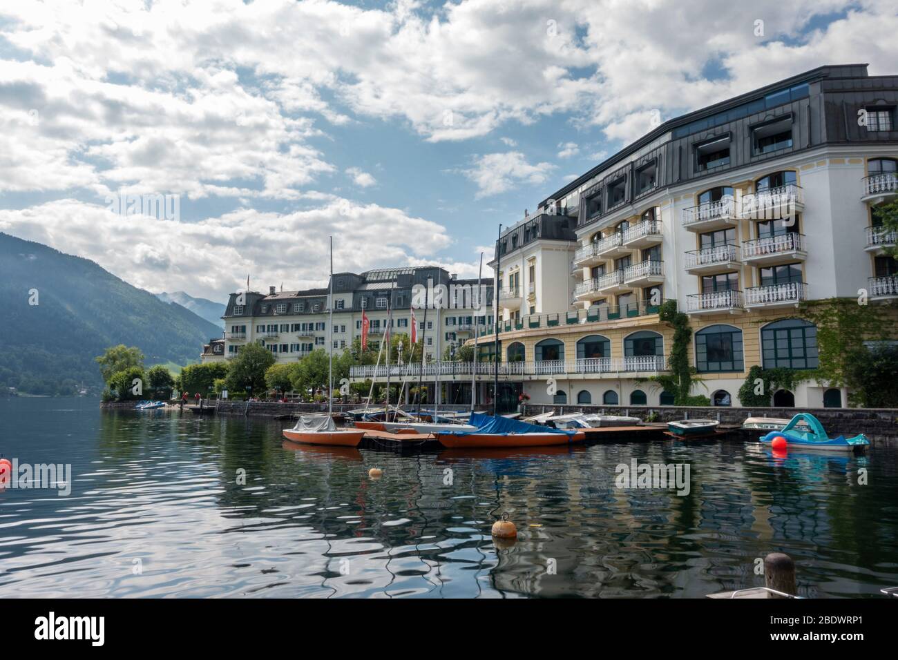 Vista sul lago verso il Grand Hotel Zell am See e il lago Zell (Zeller See) a Zell am See, Austria. Foto Stock