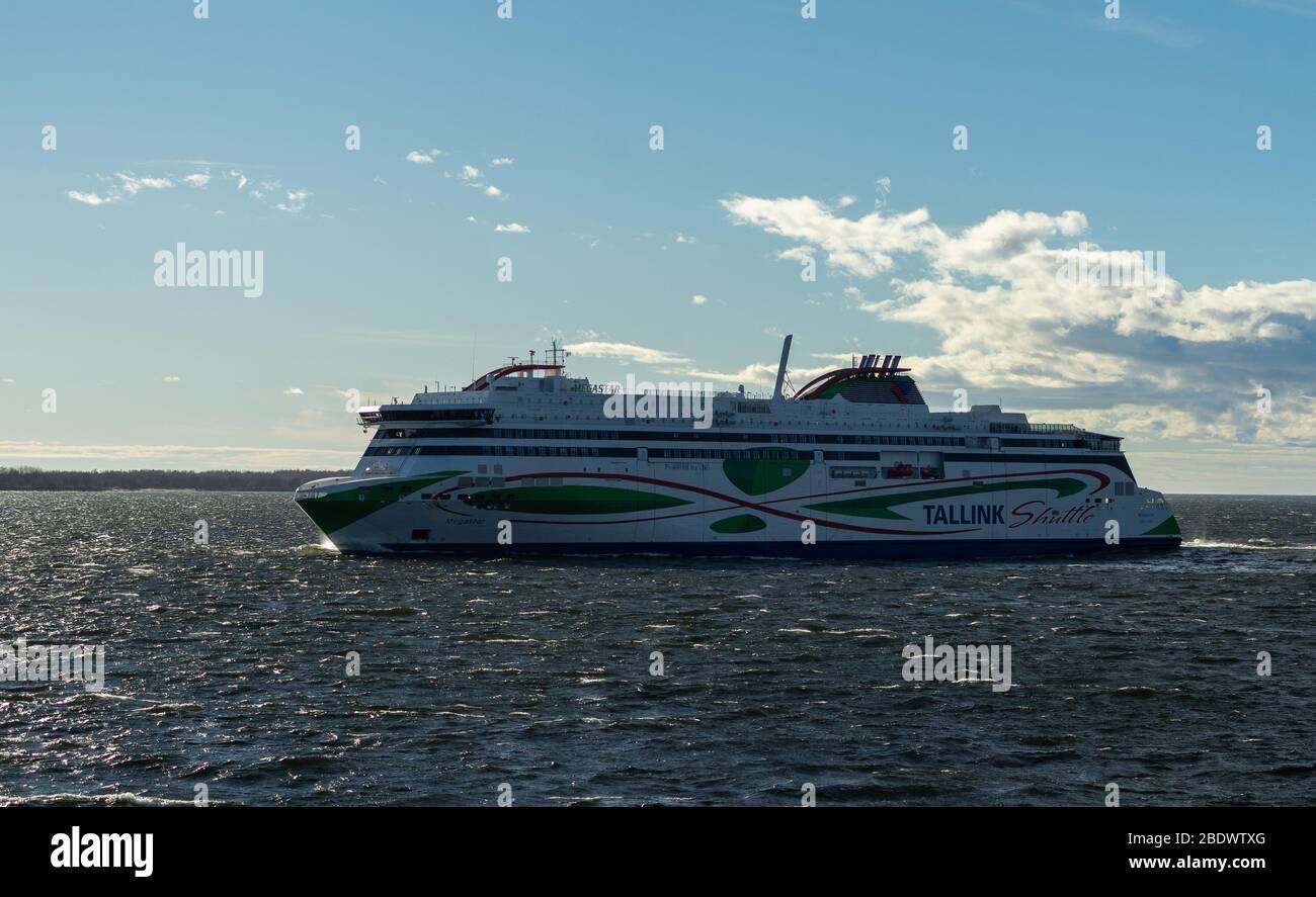 21 aprile 2019, Tallinn, Estonia. Ad alta velocità per i passeggeri e di traghetto per auto della spedizione estone Tallink riguardano Megastar nel porto di Tallinn. Foto Stock