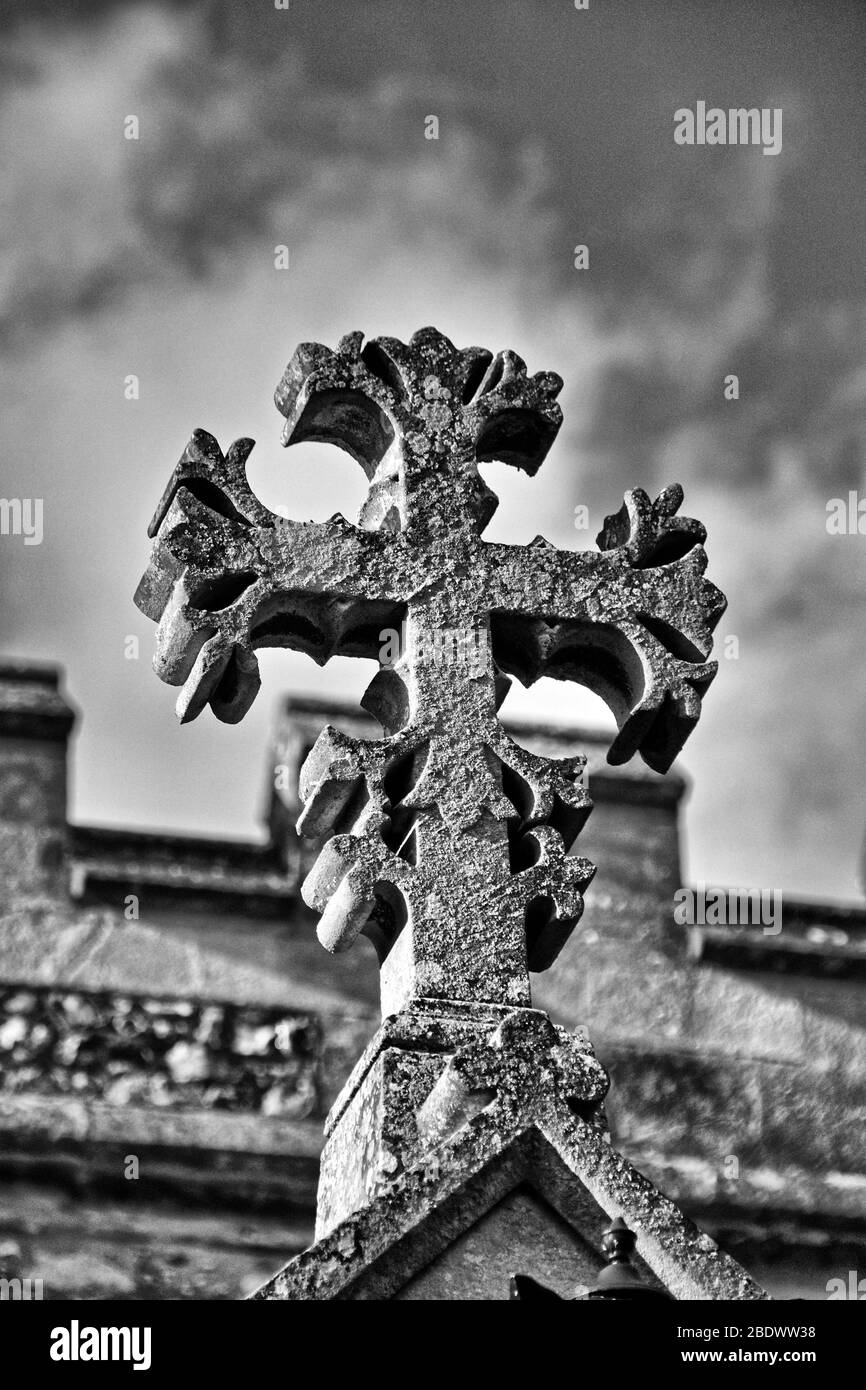 Croce ornamentale medievale sul tetto della chiesa a St Dunstans Church, Monks Risborough, Buckinghamshire, Regno Unito. Effetto HDR applicato. Foto Stock