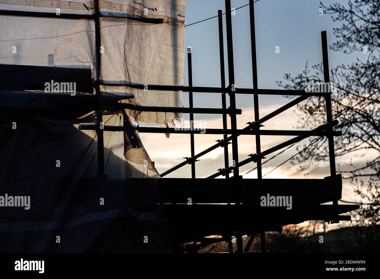 Tetto con tetto in paglia, tetto, Riparazione, Fattoria, industria edile, lavoro, Roofer, edificio - attività, lavoratore manuale, vimini, Foto Stock