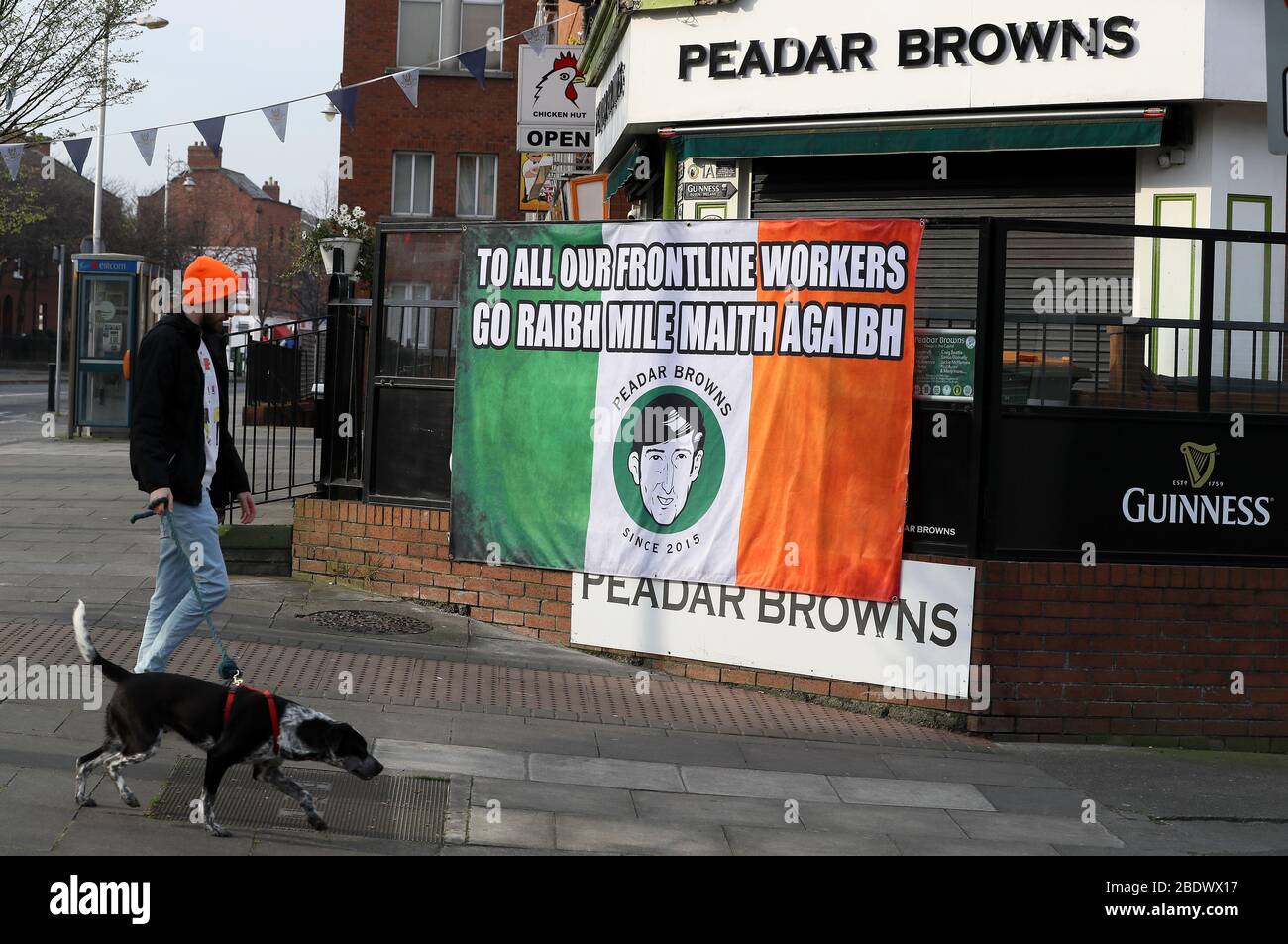 Un messaggio di ringraziamento ai lavoratori in prima linea di un pub tricolore al di fuori di Peadar Browns a Dublino, in qualità di consulente del servizio sanitario, ha detto che alcune restrizioni al movimento in Irlanda potrebbero essere abolite entro un paio di settimane. Foto Stock