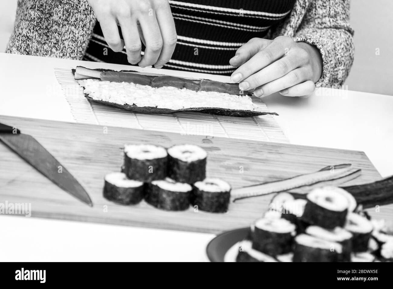 Sushi roll giapponese cibo fresco makis rolling con tonno in bianco e nero Foto Stock