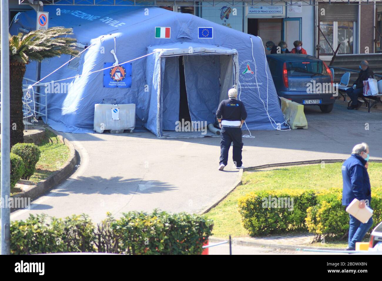 Una tenda di protezione civile utilizzata come pre-triage per i pazienti sospetti provenienti da Covid-19, situata al di fuori del reparto di emergenza dell'ospedale civile di Tortora Foto Stock