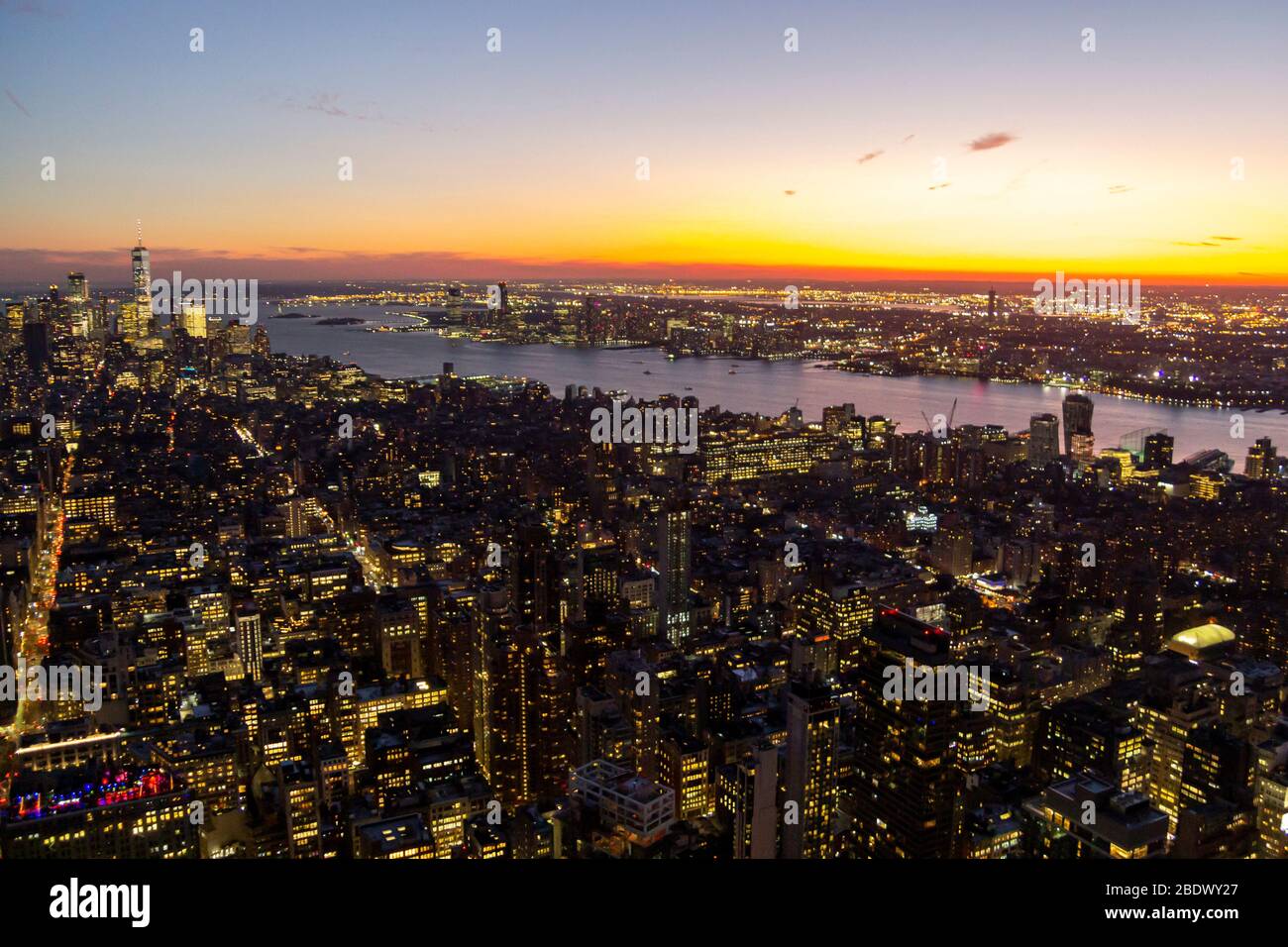 New York, Stati Uniti: 16 ottobre 2019: Vista della città di New York dalla cima dell'Empire state Building, con Lower Manhattan e il fiume Hudson Foto Stock