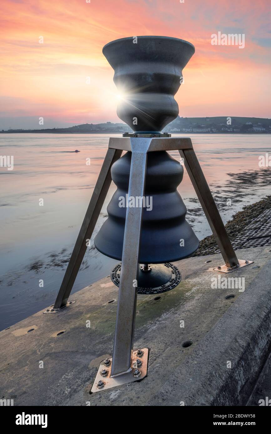 Installato il 27 maggio 2009, il progetto 'Time and Tide Bell' di Marcus Vergette è un'installazione artistica sulla banchina di Appledore nel North Devon. Foto Stock