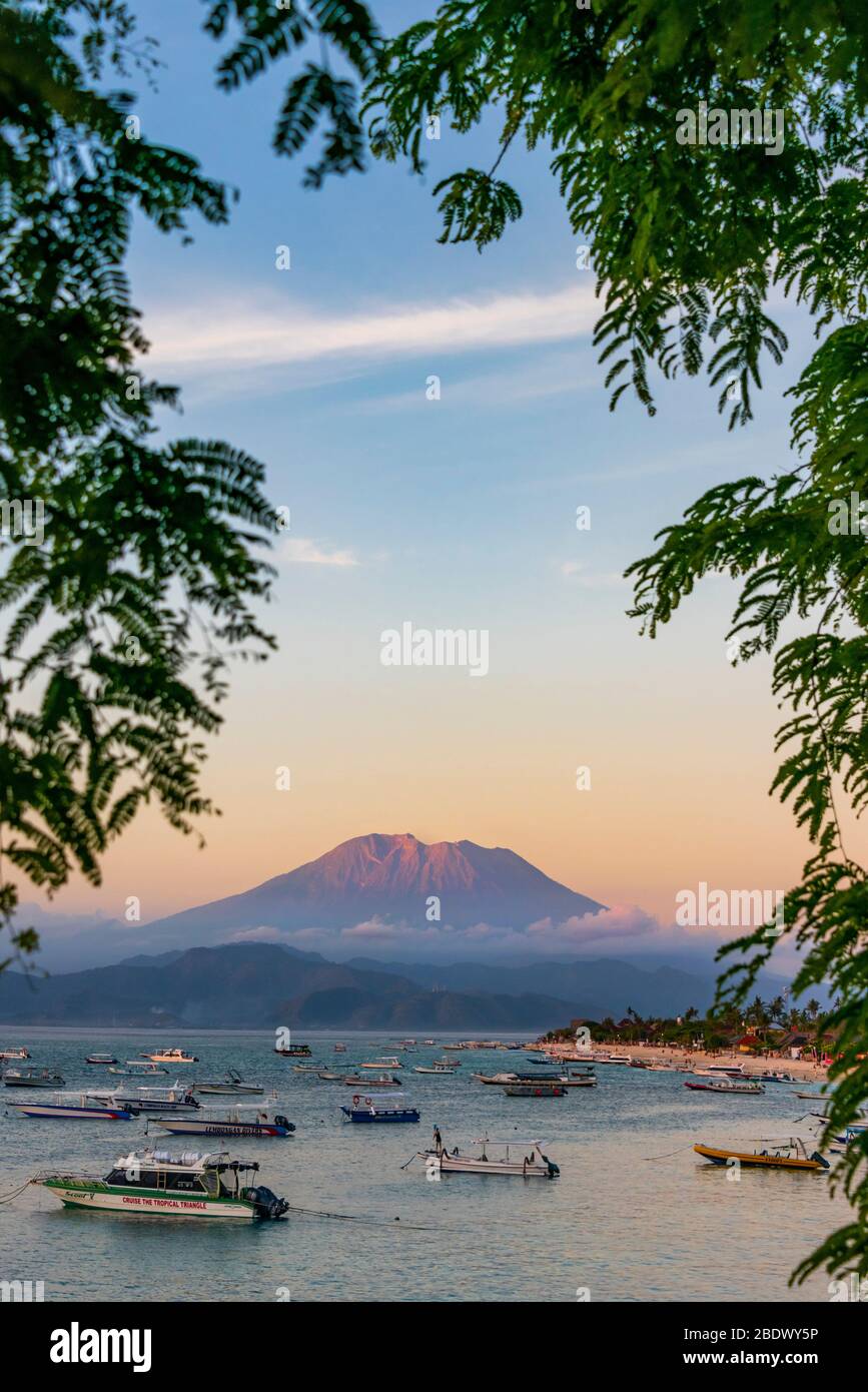 Vista verticale del Monte Agung dall'Isola di Lembongan, Indonesia. Foto Stock