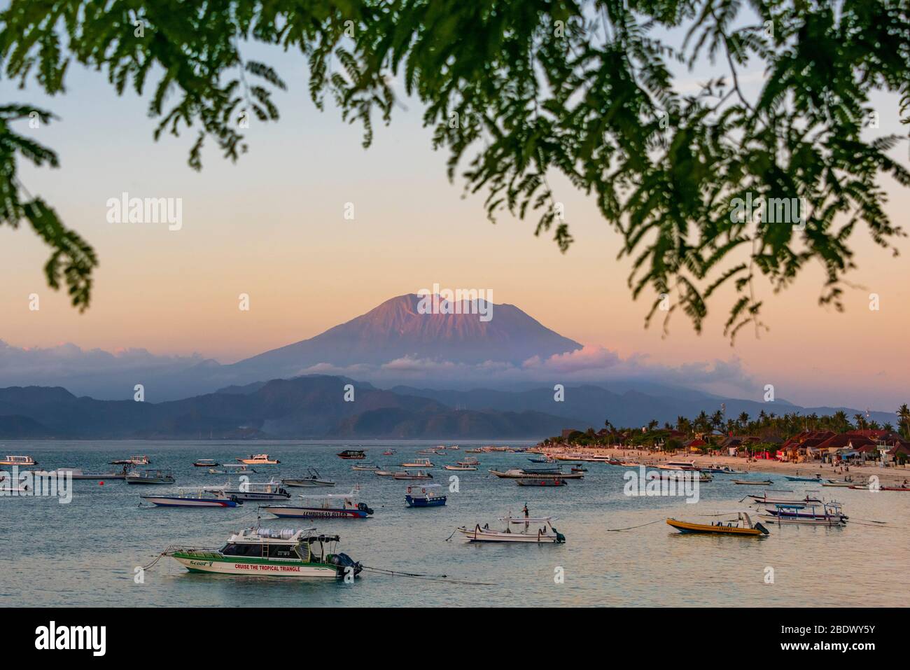 Vista orizzontale della spiaggia di Jungut Batu e del villaggio sull'isola di Lembongan, Indonesia. Foto Stock