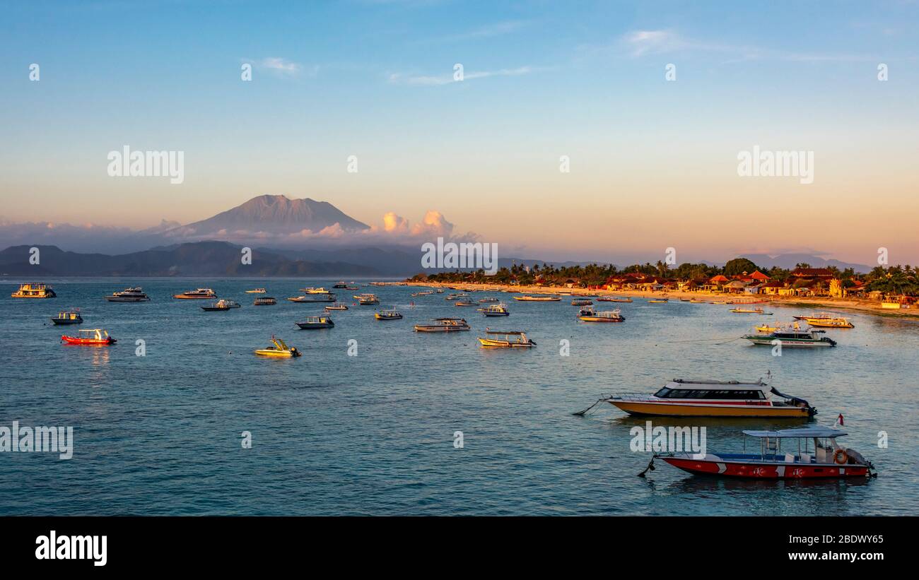 Panoramica orizzontale della baia di Jungut Batu sull'isola di Lembongan, Indonesia. Foto Stock