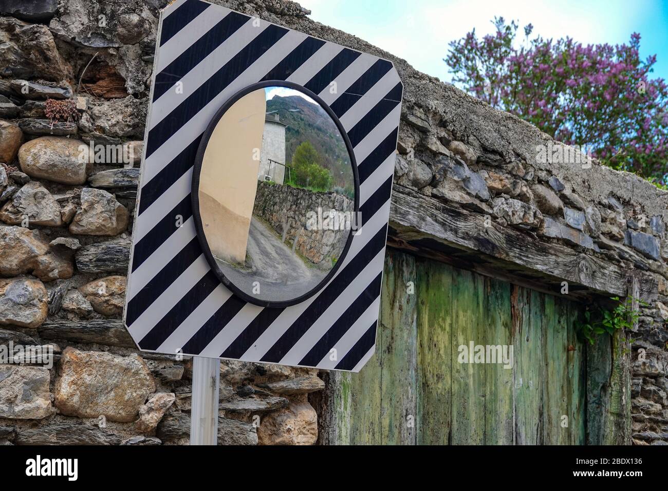 Specchio per vedere il traffico intorno ad una curva, Ornolac Ussat les Bains, Ariege, Pirenei francesi, Francia Foto Stock
