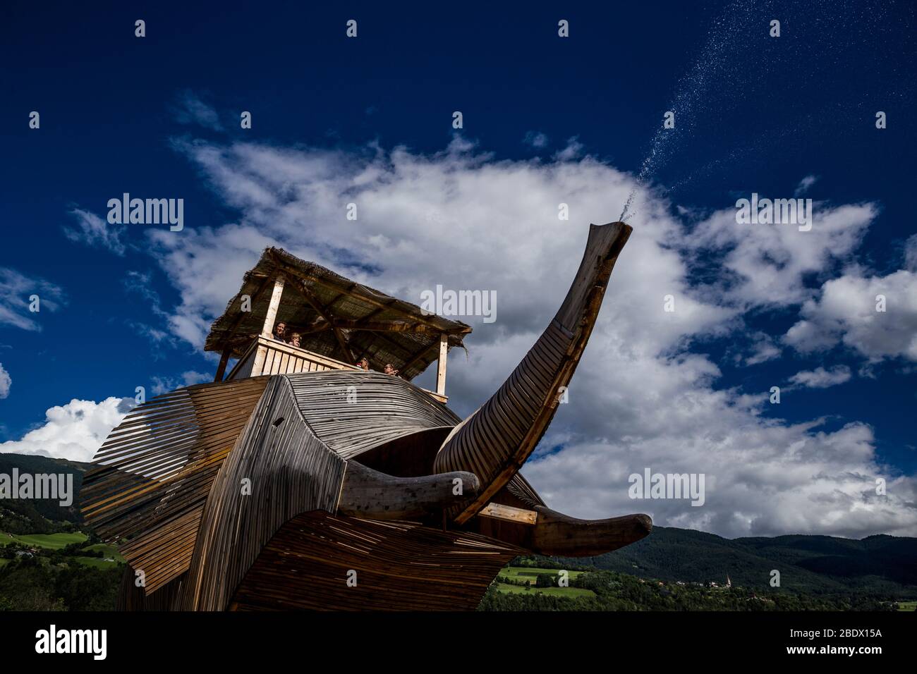 Turisti su una struttura in legno elefante nella città di Bressanone, Alto Adige, Italia. Foto Stock