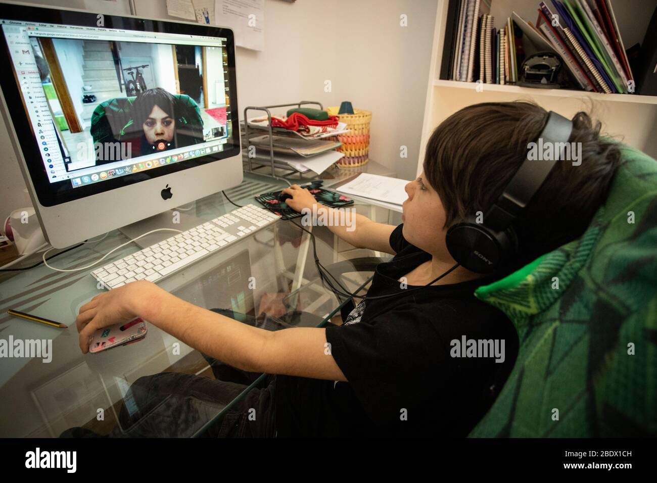 Ragazzo chiacchierando online con gli amici durante il confinamento Covid19 in Catalogna, Spagna Foto Stock Ragazzo chiacchierando online con gli amici durante il confinamento Covid19 in Catalogna, Spagna Foto Stock