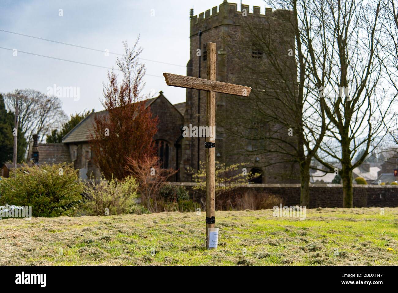 Preston, Lancashire, Regno Unito. 10 aprile 2020. Una croce di legno sul verde del villaggio a Chipping, Preston, Lancashire, che gli abitanti sono invitati a visitare durante il loro esercizio quotidiano ora che tutte le chiese sono ormai vicine sia per il culto privato e servizi pubblici durante la pandemia di Coronavirus. Credit: John Eveson/Alamy Live News Foto Stock