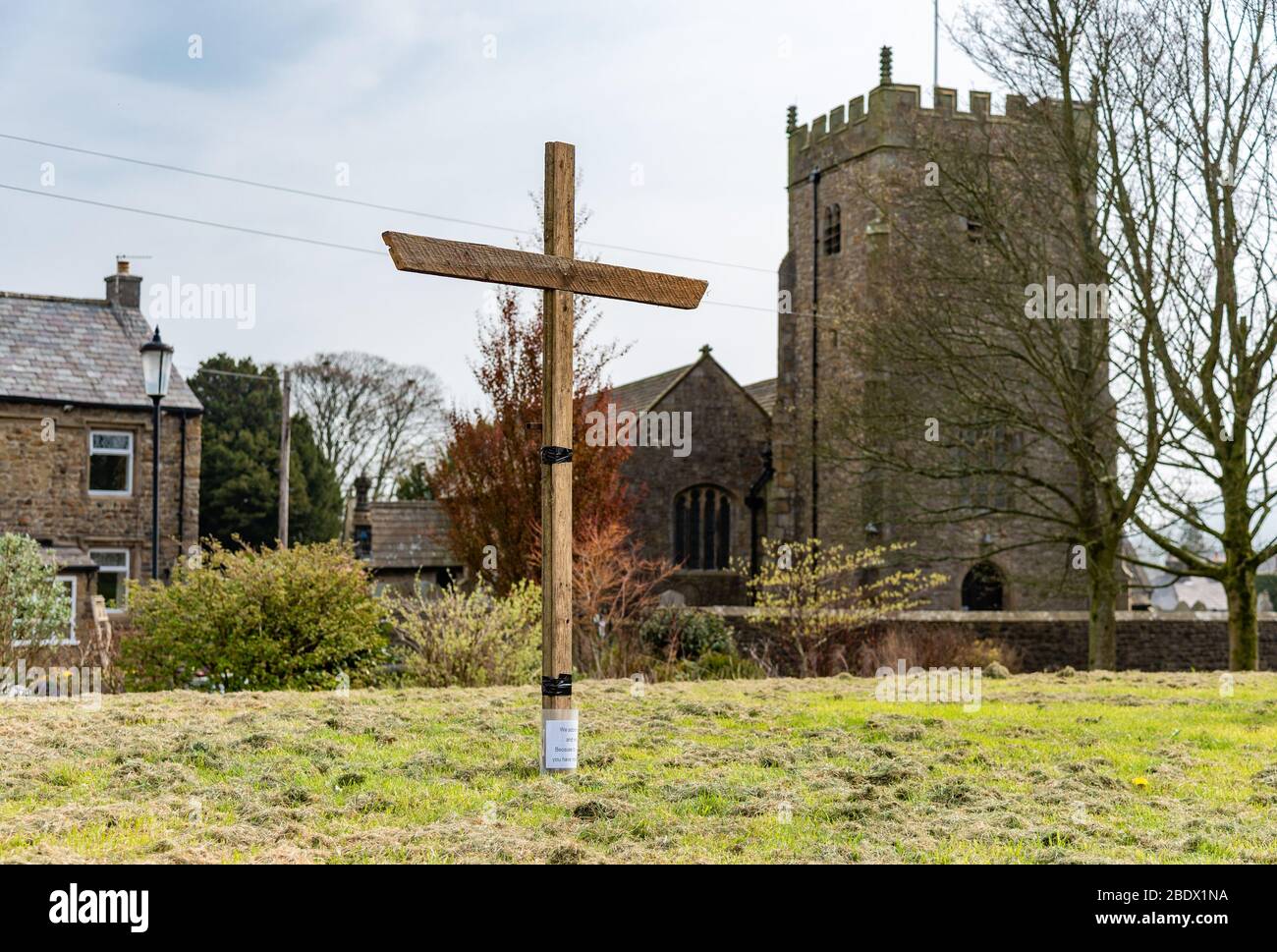 Preston, Lancashire, Regno Unito. 10 aprile 2020. Una croce di legno sul verde del villaggio a Chipping, Preston, Lancashire, che gli abitanti sono invitati a visitare durante il loro esercizio quotidiano ora che tutte le chiese sono ormai vicine sia per il culto privato e servizi pubblici durante la pandemia di Coronavirus. Credit: John Eveson/Alamy Live News Foto Stock