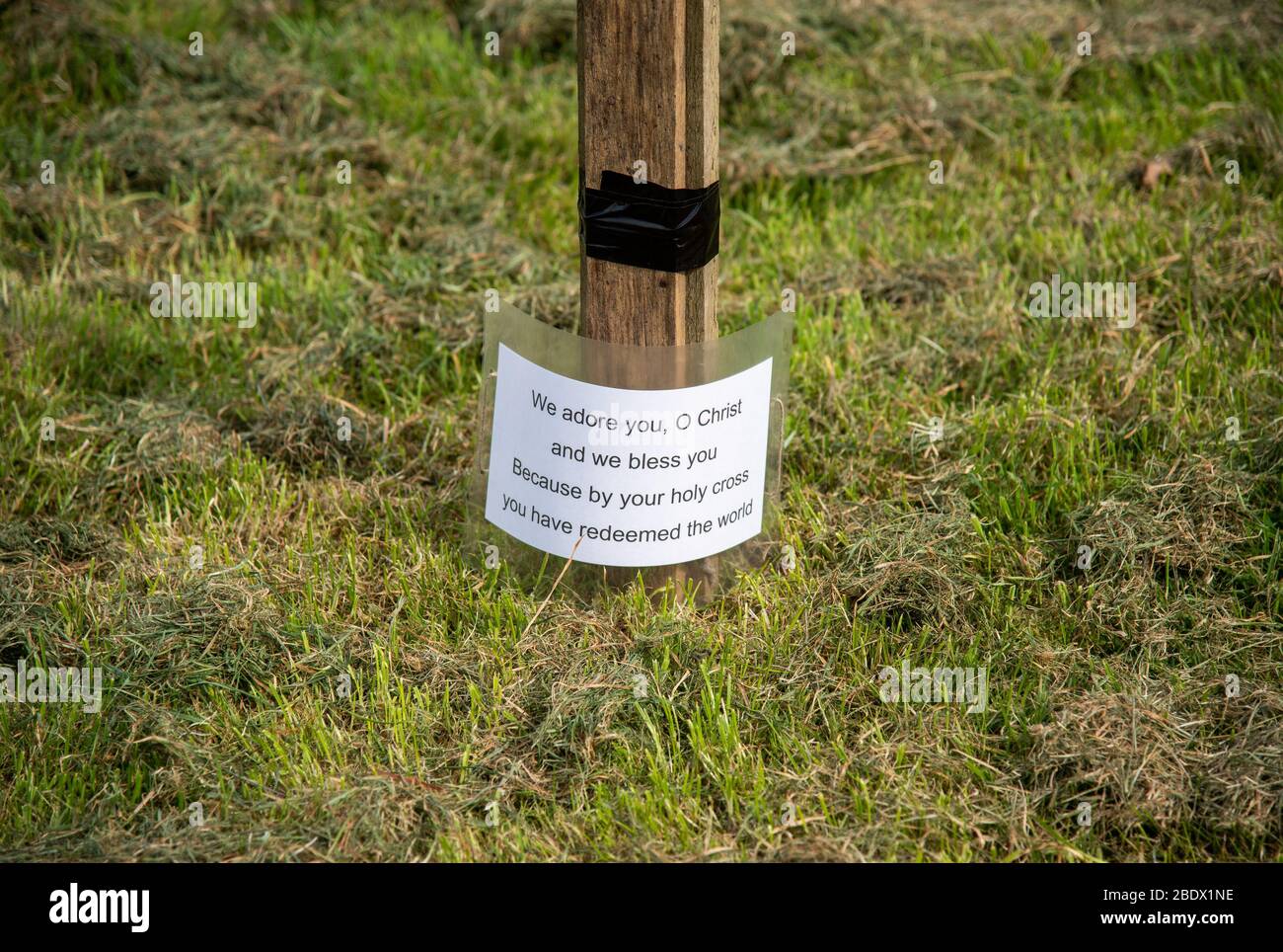 Preston, Lancashire, Regno Unito. 10 aprile 2020. Una croce di legno sul verde del villaggio a Chipping, Preston, Lancashire, che gli abitanti sono invitati a visitare durante il loro esercizio quotidiano ora che tutte le chiese sono ormai vicine sia per il culto privato e servizi pubblici durante la pandemia di Coronavirus. Credit: John Eveson/Alamy Live News Foto Stock