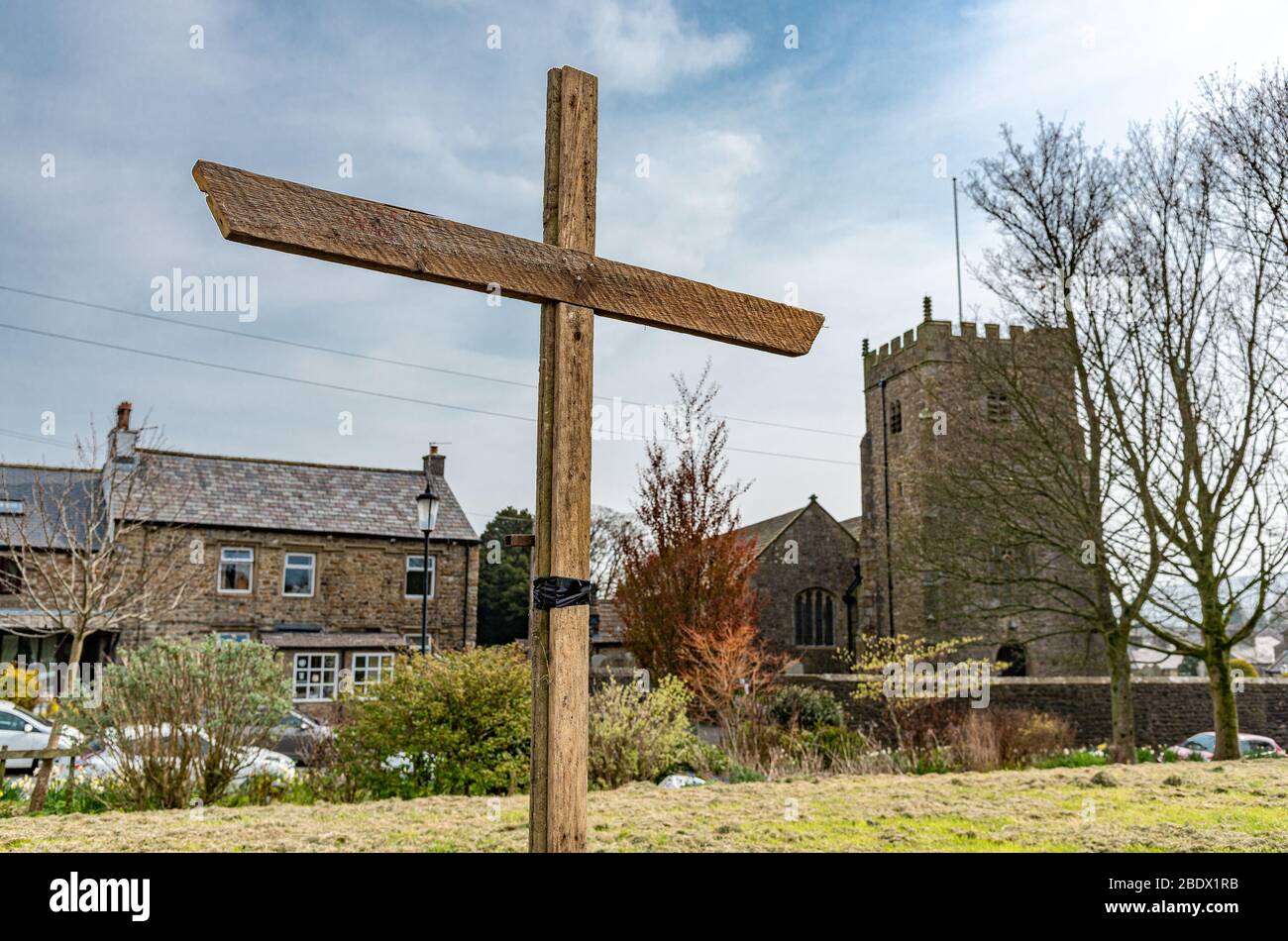 Preston, Lancashire, Regno Unito. 10 aprile 2020. Una croce di legno sul verde del villaggio a Chipping, Preston, Lancashire, che gli abitanti sono invitati a visitare durante il loro esercizio quotidiano ora che tutte le chiese sono ormai vicine sia per il culto privato e servizi pubblici durante la pandemia di Coronavirus. Credit: John Eveson/Alamy Live News Foto Stock
