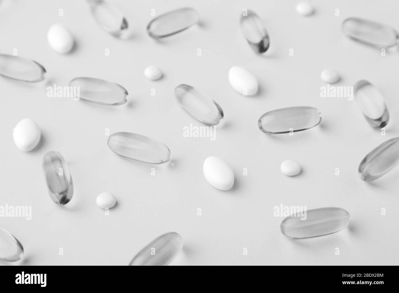 Assortimento di vitamine di medicina farmaceutica sparse, pillole, olio di pesce softgel Foto Stock