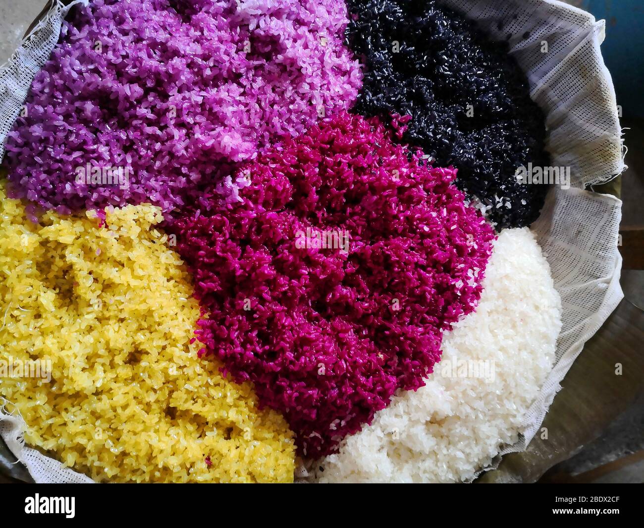 Riso a cinque colori preparato tradizionalmente per il giorno della Tomba in Cina Foto Stock