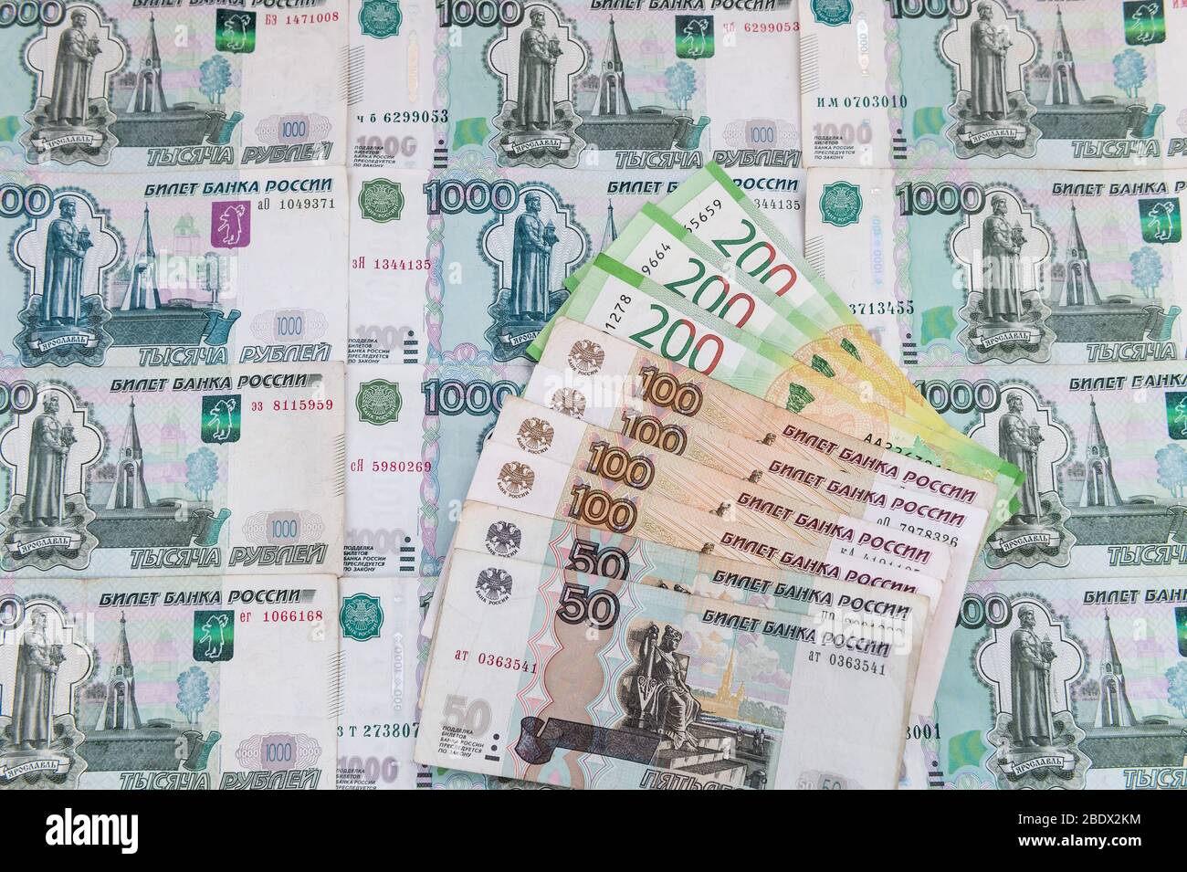 14 marzo 2020, Hessen, Rüsselsheim: Le banconote ruble di diversa denominazione sono poste su un tavolo. Foto: Silas Stein/dpa Foto Stock