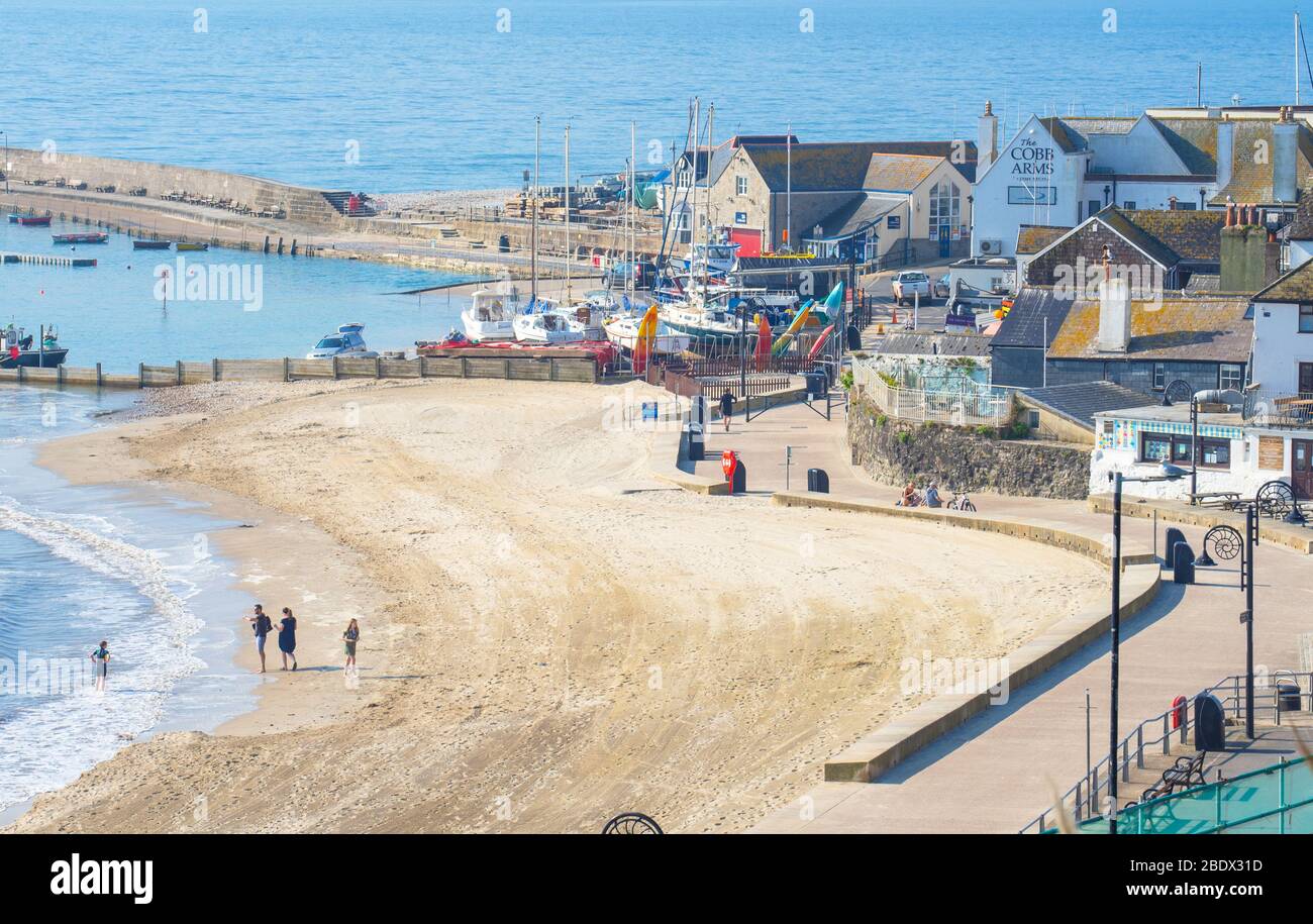 Lyme Regis, Dorset, Regno Unito. 10 aprile 2020. UK Weather: Lyme Regis è quasi deserta il Venerdì Santo nonostante il sole caldo glorioso come la gente ha sentito l'istruzione del governo di rimanere a casa alla luce della pandemia Covid-19. Le spiagge vuote sono in totale contrasto con la scena della scorsa Pasqua, quando i vacanzieri e gli abitanti della spiaggia si sono accorsi in città per godere di un fine settimana di Pasqua in riva al mare, altrettanto caldo e soleggiato. Il turismo è il principale settore industriale della città e l'impatto economico della chiusura a chiave sulla piccola impresa della città è già inizio morso. Credit: Celia McMahon/Alamy Live News Foto Stock